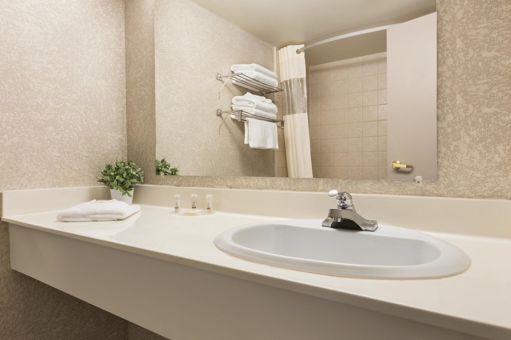 Days By Wyndham Airport Hotel